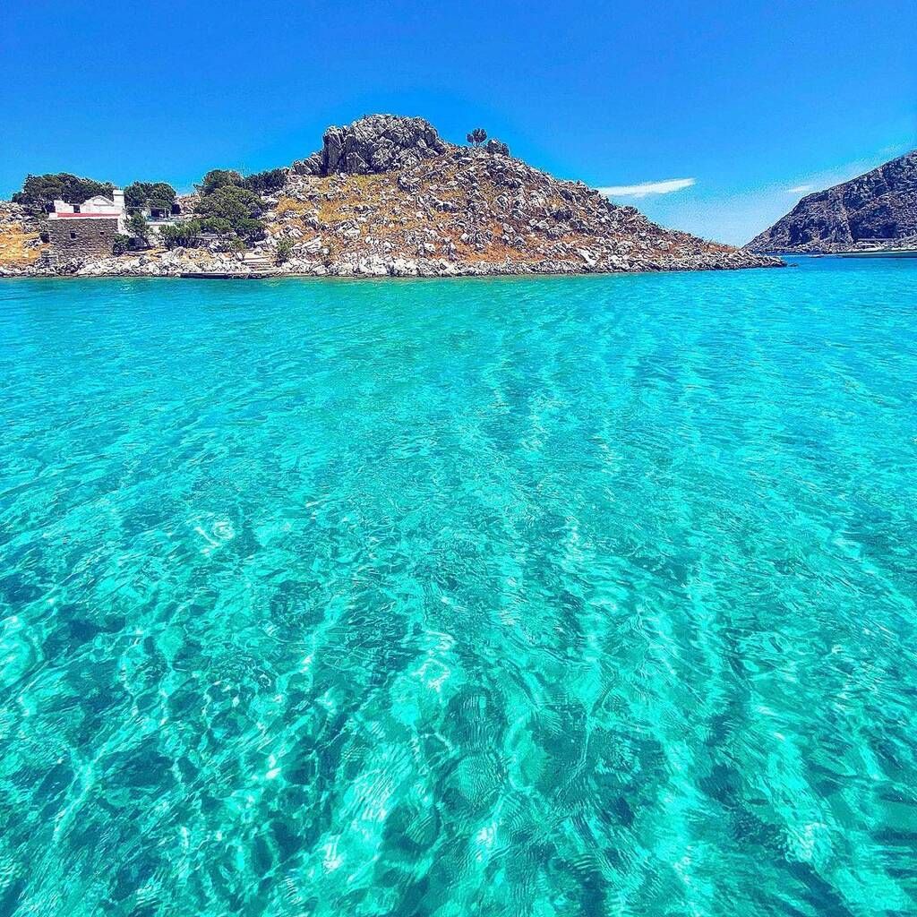 Μας έδειξε τα γαλαζοπράσινα νερά...