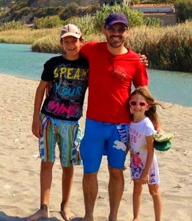 O Θάνος Καλλίρης με τα παιδιά του, όταν ήταν ακόμη μικρά
