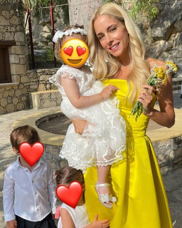 Εδώ με τη μαμά και τον αδελφό της σε βάφτιση