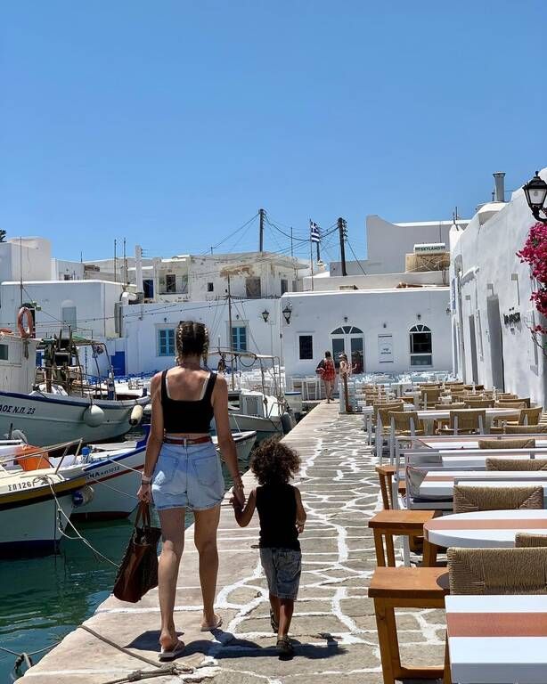 Η Βασιλική Καλανιώτη και ο Ηρακλής σε βόλτα τους στην Πάρο.