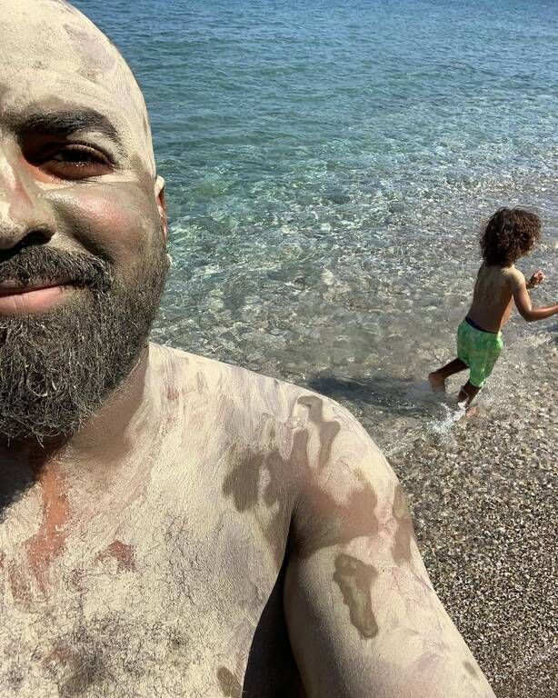 Ο Ησαΐας Ματιάμπα με τον γιο του στην παραλία.