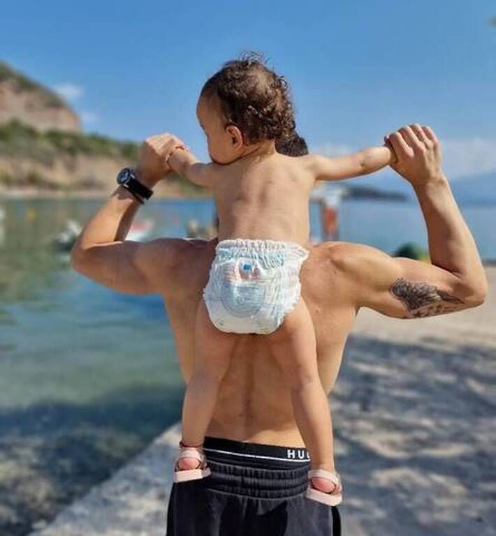 Ο Λευτέρης Πετρούνιας σε ένα ακόμα καλοκαιρινό στιγμιότυπο.