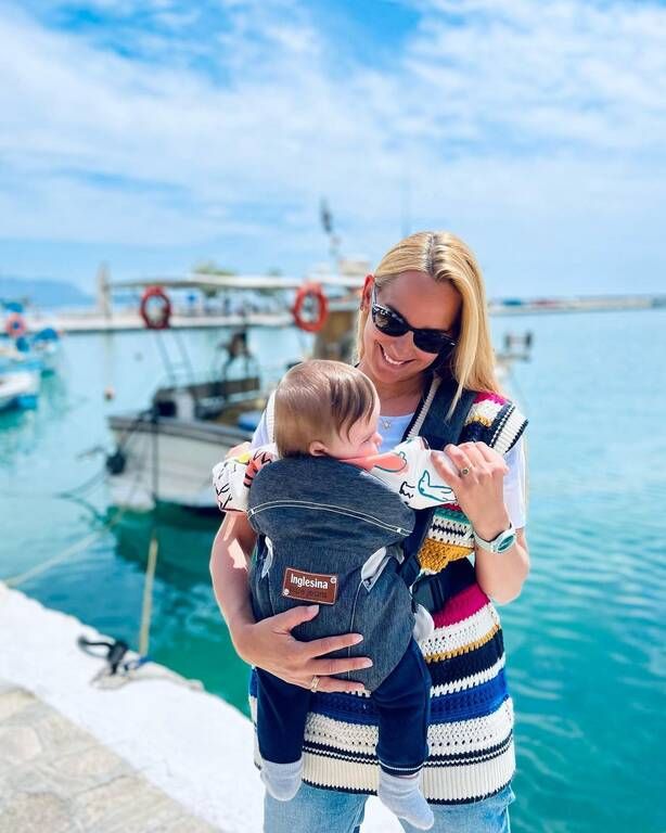 Μαμά και γιος βόλτα στη θάλασσα.