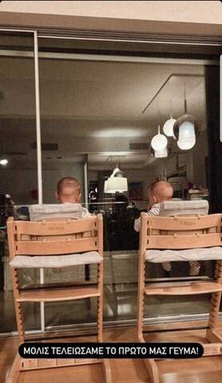 Οι αδερφούλες στα καρεκλάκια τους, μόλις τελείωσαν το γεύμα τους.
