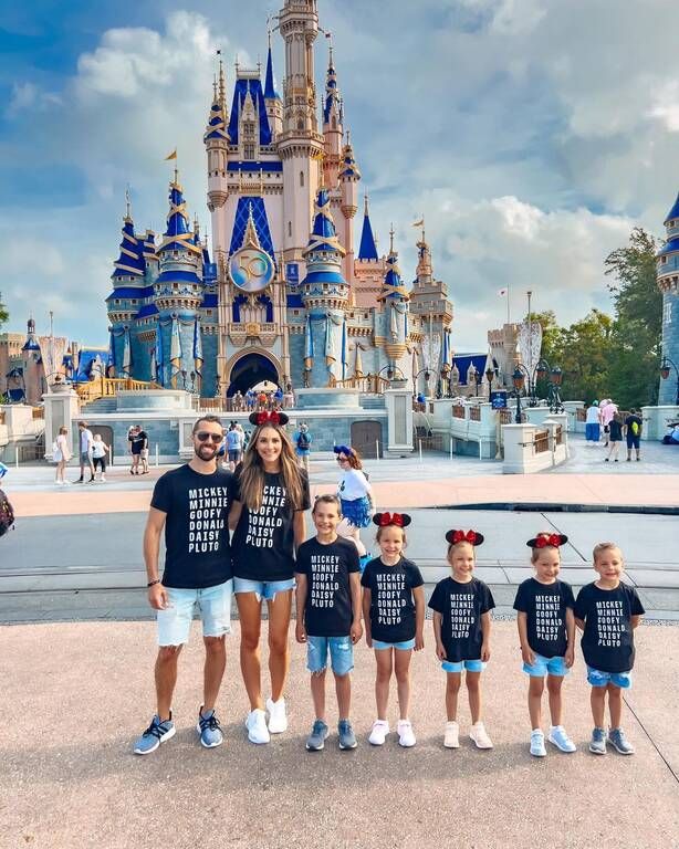 Οι δύο γονείς και τα πέντε τους παιδιά στην Disney. - Πηγή φωτογραφίας: Instagram / unexpected.blessings