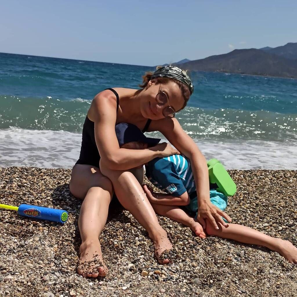 Η υπέροχη καλοκαιρινή φώτο μαμάς και παιδιού.