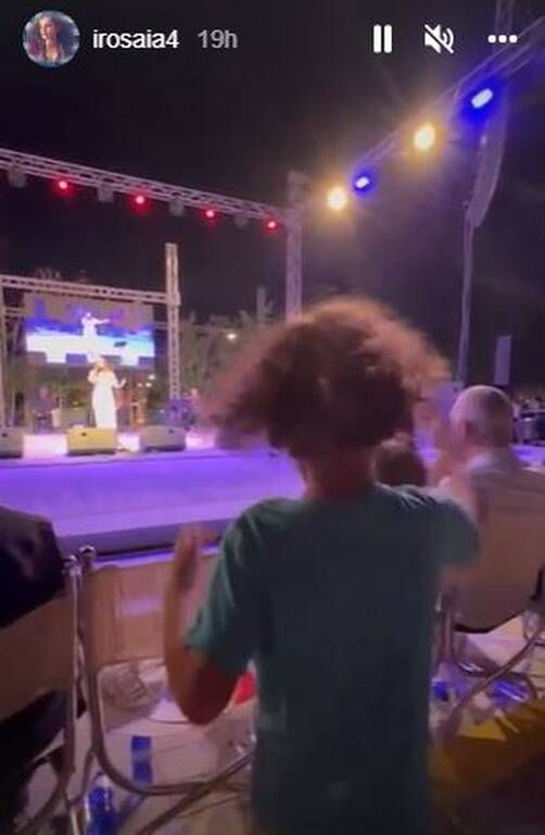 Ο μικρός συμμετείχε με πάθος στη συναυλία