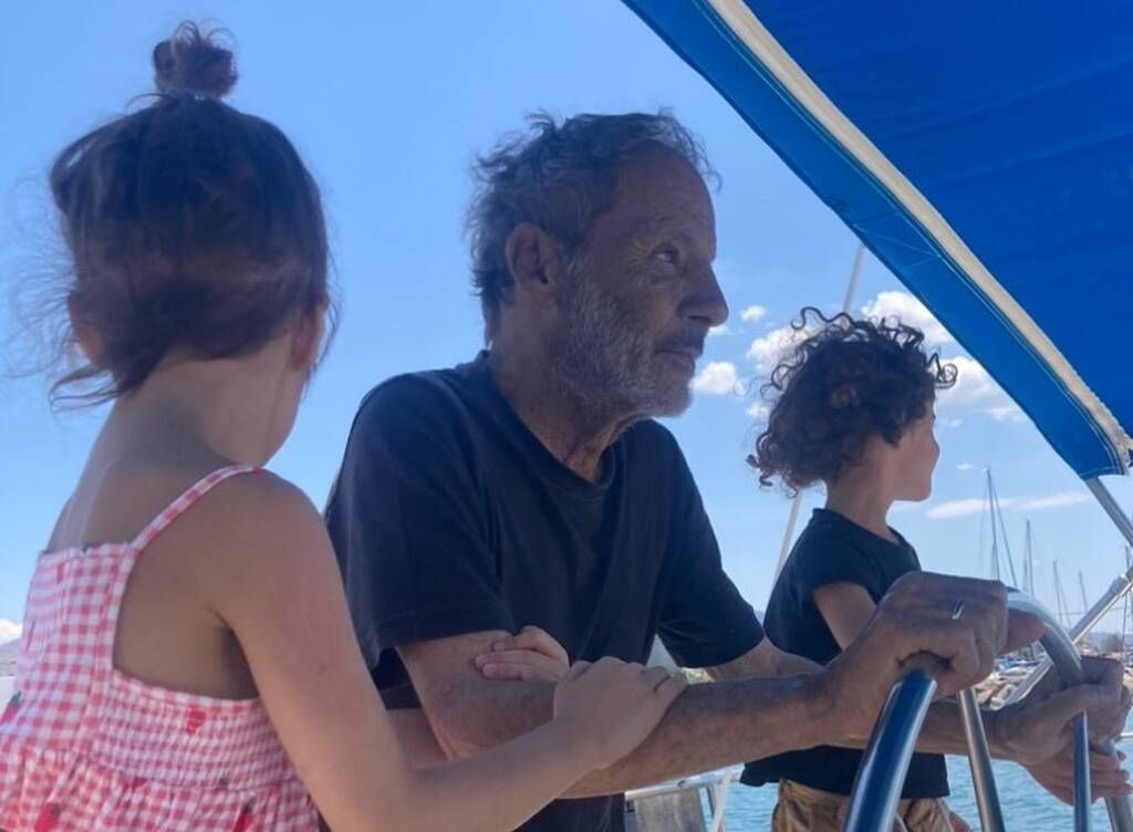 Ο Σταύρος Ξαρχάκος με τα παιδιά του