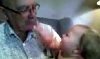 Μπόμπιρας «κλέβει» τη μασέλα του παππού από το στόμα του (βίντεο)