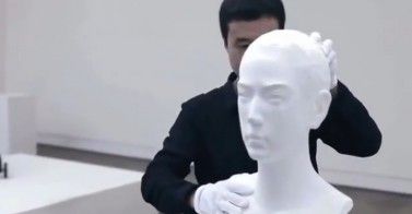 Ένας απίθανος καλλιτέχνης! Δε θα πιστέψετε με τι υλικό δημιουργεί τα γλυπτά του! (βίντεο-φωτογραφίες)