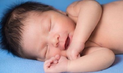 Lotus birth: H μη αποκοπή του ομφαλίου λώρου μετά τον τοκετό. Τι κινδύνους κρύβει;