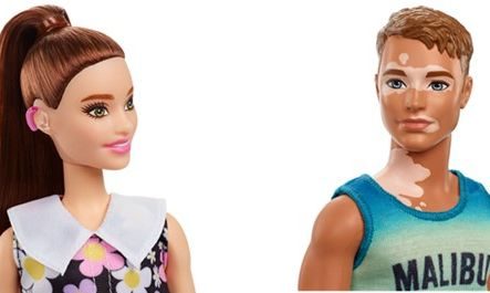 Η Barbie® παρουσιάζει την πρώτη κούκλα με ακουστικά βαρηκοΐας και την κούκλα Ken με λεύκη