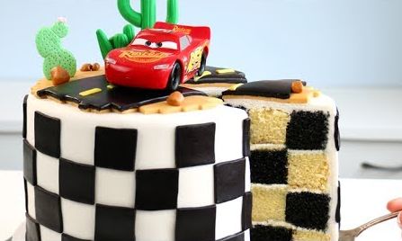 Αυτή είναι μία από τις πιο υπέροχες τούρτες Cars που έχουμε δει - Δείτε πώς θα τη φτιάξετε (vid)