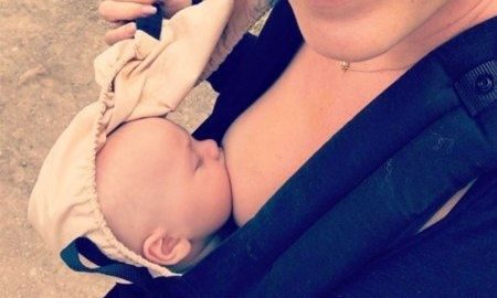 Γνωστή τραγουδίστρια θηλάζει το γιο της στο πάρκο