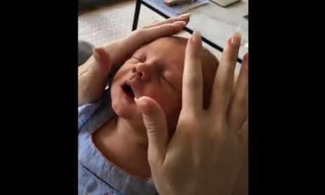 Μωράκι απολαμβάνει το μασάζ του και γίνεται viral για αυτό (vid)