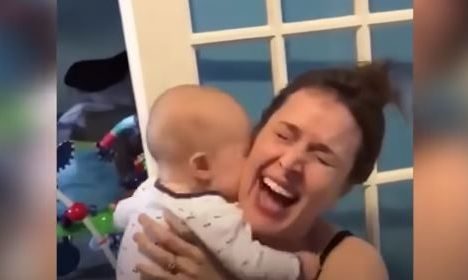 Μωράκι γεμίζει φιλιά τη μαμά του και γίνεται viral (vid)