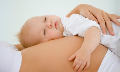 Τα μωρά ξεχωρίζουν τη μητρική τους γλώσσα από την κοιλιά της μαμάς!