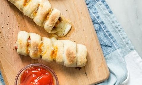 Hot dogs με τυρί και ζύμη πίτσας - Δοκιμάστε τα! (vid)