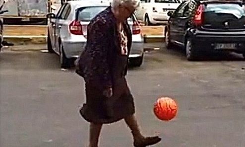 Αυτή η γιαγιά βάζει κάτω πολλούς πιτσιρικάδες! Δείτε τον λόγο! (βίντεο)