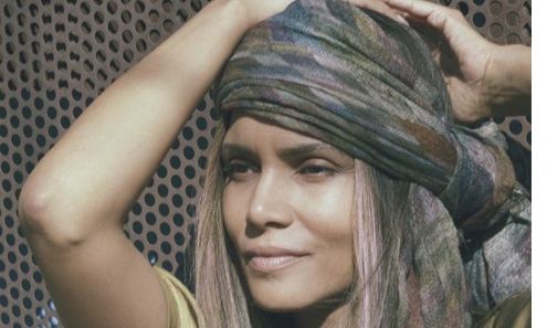 Halle Berry: Κάνει topless γιόγκα και «ρίχνει» το Instagram (pic)