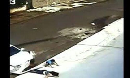 Απίστευτο: Αυτοκίνητο περνά πάνω από γιαγιά και παιδί! Δεν έπαθαν τίποτα! (βίντεο)