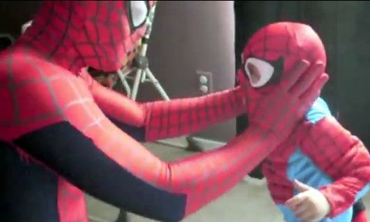 Μπαμπάς και γιος ντυμένοι Spiderman! (Βίντεο)