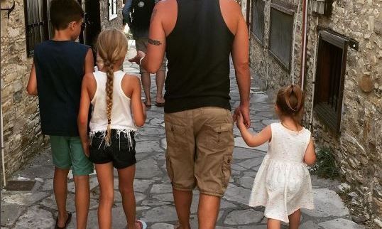 Στα Λεύκαρα της Κύπρου, απολαμβάνει τις διακοπές με τα παιδιά του!