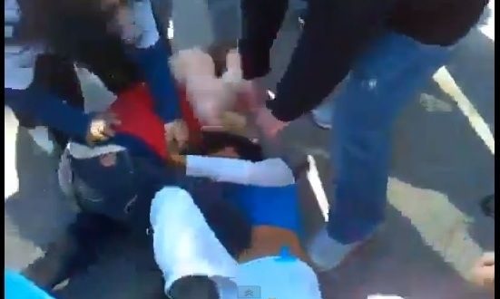 Πιάστηκαν μαλλί με μαλλί στο προαύλιο του σχολείου!