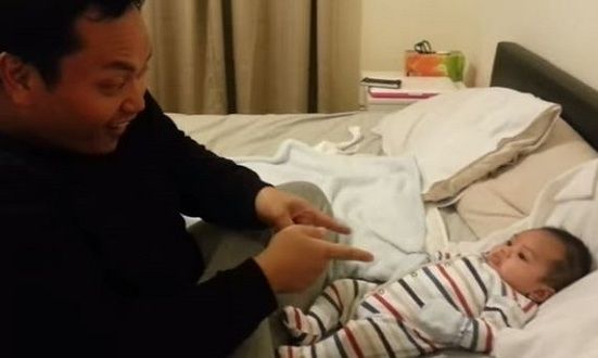 Αυτός ο μπαμπάς προκαλεί το μωράκι του σε μονομαχία χορού! H αντίδραση του μωρού; Ανεκτίμητη! (βίντεο)