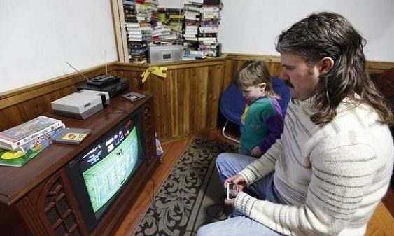 Γύρισαν το χρόνο πίσω! Οικογένεια ζει με την τεχνολογία του 1986! (εικόνες, βίντεο)