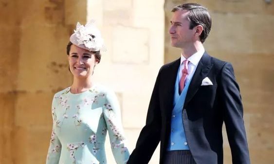 Η Pippa Middleton μας δείχνει για πρώτη φορά την φουσκωμένη της κοιλίτσα