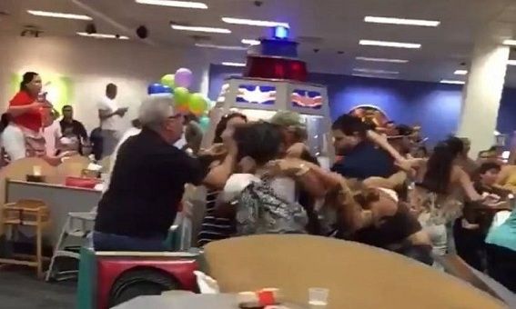 Θλιβερό: Γονείς καυγαδίζουν σε παιδικό πάρτι (βίντεο)