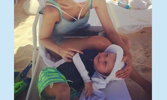Κι όμως! Πασίγνωστη μαμά πήγε με το γιο της στη θάλασσα! (εικόνα)