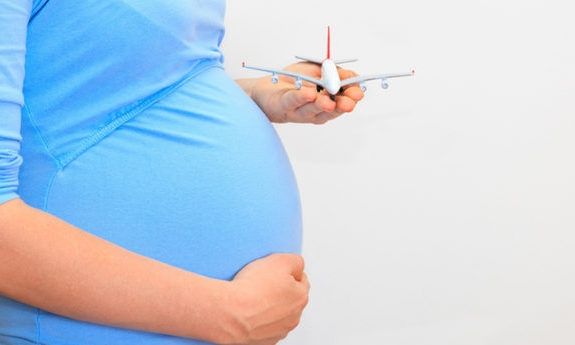 Εγκυμοσύνη και αεροπλάνο: Τί πρέπει να προσέξετε αν ταξιδέψετε αεροπορικώς