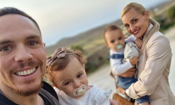 Λευτέρης Πετρούνιας: Στη θάλασσα αγκαλιά με την κόρη του - Απίθανη η μικρή