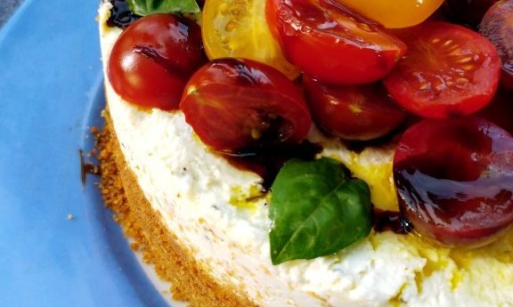 Πιο καλοκαιρινό δεν γίνεται: Αλμυρό cheesecake με φέτα, ανθότυρο και ντοματίνια