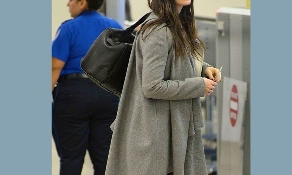 Είναι ή όχι έγκυος η γνωστή ηθοποιός; Προσπαθεί να κρύψει την κοιλίτσα με το παλτό της! (εικόνες)