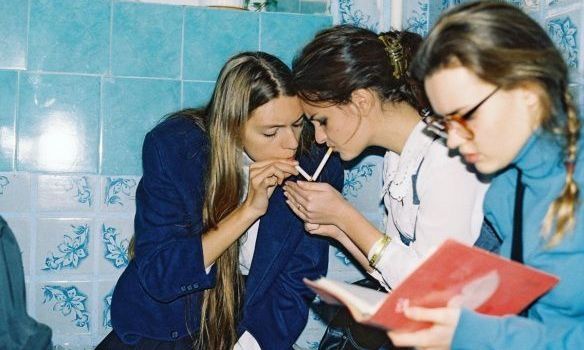 «Η έφηβη κόρη μου καπνίζει, πώς να το αντιμετωπίσω;»
