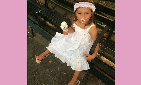 Πόσο μεγάλωσε! Είναι ίδια η μαμά της (εικόνα)