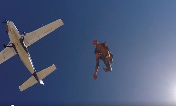 Αλεξιπτωτιστής ντυμένος Spiderman μας κόβει την ανάσα! (vid)