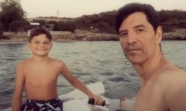 Σάκης Ρουβάς: Η 1η βόλτα με το φουσκωτό - Στο τιμόνι ο γιος του Αλέξανδρος