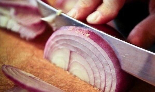 Δε θα πιστέψετε πώς βγαίνει η «κρεμμυδίλα» από τα χέρια μας στο πι και φι!