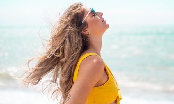 Τελικά πειράζει να μείνεις άλουστη μετά τη θάλασσα για να διατηρήσεις τα beach waves σου;