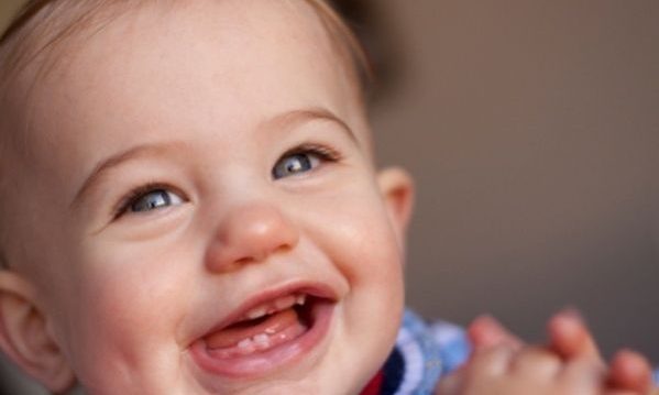Πότε πρέπει να αρχίσουμε να πλένουμε τα δοντάκια του;