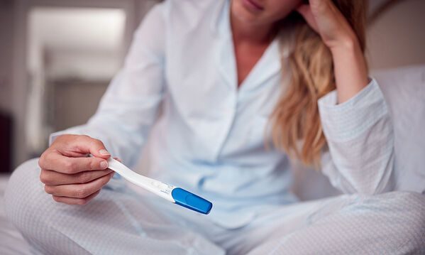 Γιατί η γονιμότητα της γυναίκας μειώνεται όσο αυτή μεγαλώνει;