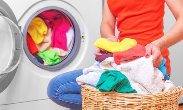 Tips για μαμάδες: Τι να κάνετε αν το πλυντήριο αφήνει λεκέδες στα ρούχα