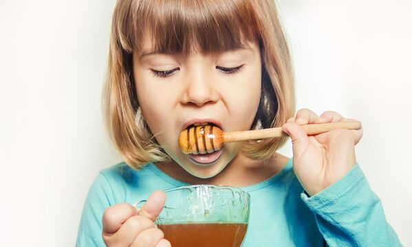 Tips για μαμάδες: Εύκολοι τρόποι να αφαιρέσετε από τα ρούχα τον λεκέ από μέλι