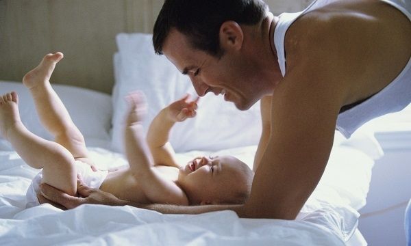 «Εγινα πατέρας! Και τώρα;» - Χρήσιμες συμβουλές από τον Θάνο Ασκητή για το νέο μπαμπά!