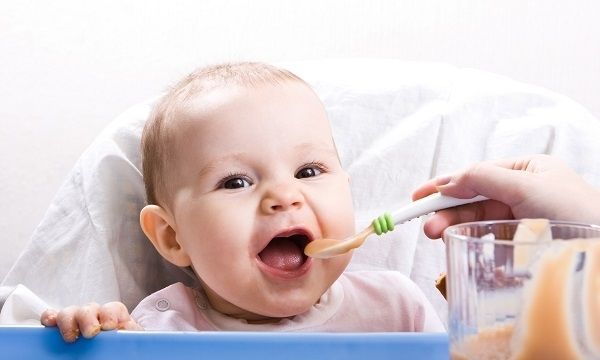 «Πότε είναι η κατάλληλη περίοδος για την δοκιμή των πρώτων τροφών από το μωρό μας;» από τη διατροφολόγο Ευσταθία Παπαδά
