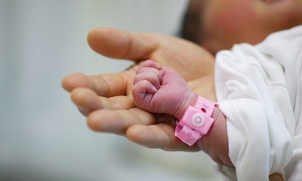 Νεογέννητο γνώρισε το σκληρό πρόσωπο της ζωής - To Χαμόγελο του Παιδιού στο πλευρό του